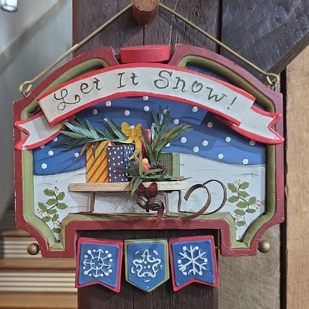 Festive 'Let It Snow' Holiday Wall Plaque